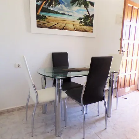 Apartman Ground Floor Overlooking Pool *